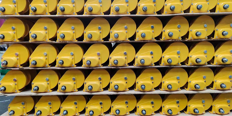 How does a hand winch achieve bidirectional self locking?